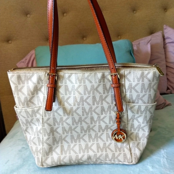 Michael Kors Signature Jet Set East West Top Zip Tote Bag in Vanilla/Acorn/Gold - Picture 1 of 11